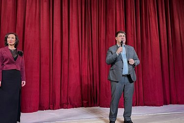 Детям подарили сказку